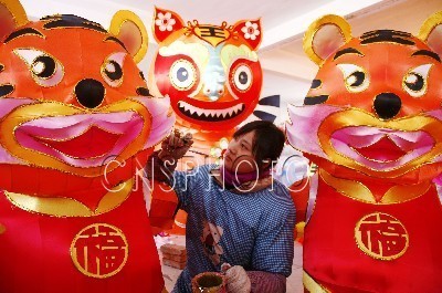 山東乳山趕制節能彩燈迎春節 - 中國自貢燈會,燈會彩燈界的行業門戶網站,聚合彩燈企業提供最全的彩燈會燈展花車信息,搜羅展會活動信息和歷屆燈會集錦